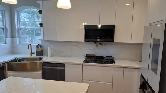 Show Room Modern Design Modular Kitchen Cabinet Furniture with Lacquer Door Panels