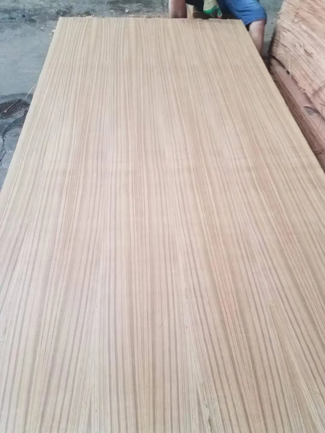 Thin Thickness Natural Red Oak Veneer Fancy Plywood/MDF for Decoration